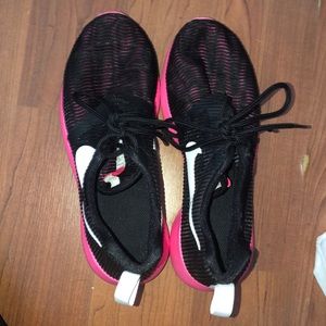 Girls nike roshe sneakers